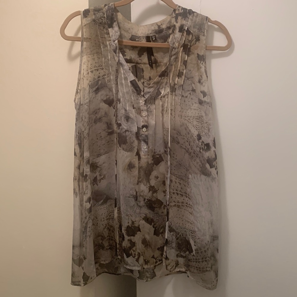 Sleeveless blouse.